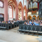 Blick in die B&auml;nde der Stadtkirche, auf denen die neuen Religionslehrkr&auml;fte sitzen.