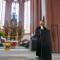 Pfarrer und Kirchenrat Michael Thiedmann, Direktor des Schulreferates, spricht am Pult der Stadtkirche.