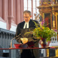 Pfarrer Michael Grell spricht ein Gebet am Altar der Stadtkirche.