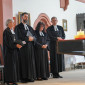 Regionalbisch&ouml;fin Berthild Sachs und die mitwirkenden Pfarrpersonen stehen nebeneinander an der Wand zur Sakristei in der Stadtkirche: Michael Thiedmann, Gudrun Wellh&ouml;fer, MIchael Grell.