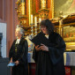Regionalbisch&ouml;fin Berthild Sachs steht zusammen mit Pfarrerin Gudrun Wellh&ouml;fer am Altar der Stadtkirche