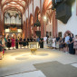 Die neuen Religionslehrkr&auml;fte stehen im gro&szlig;en Kreis im Chorraum der Stadtkirche.