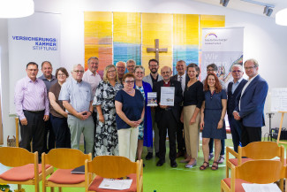 Gruppenbild zum Ehrenamtspreis für die Telefonseelsorge mit Beirat der Seelsorgestiftung Oberfranken