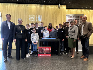 Gruppenbild an der Medienstation im Opernhaus