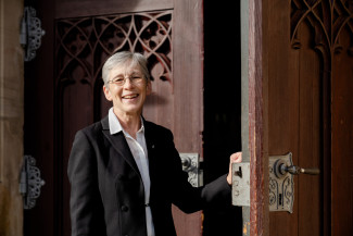 Regionalbischöfin Sachs öffnet eine Kirchentüre