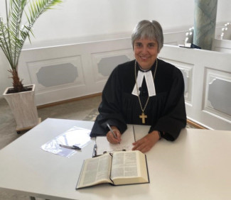 Dorothea Greiner beim Bibelabschreiben in Seibelsdorf