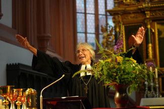 Regionalbischöfin Berthild Sachs beim Segen