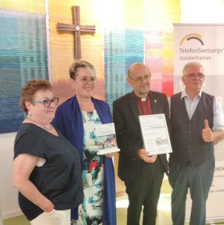 Über den Preis freuen sich: Ehrenamtssprecherin Inge Berghammer, Leiterin Elisabeth Peterhoff, Dekan Jürgen Hacker und Ehrenamtssprecher Udo Müller (v.l.) 