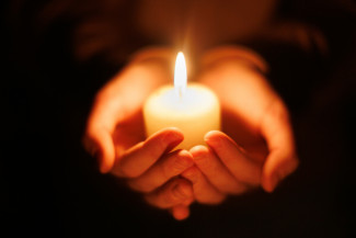 Kerze in Händen