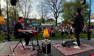 Freiluftkonzert an einem Frühlingsabend vor der Lorenzkirche Hof.