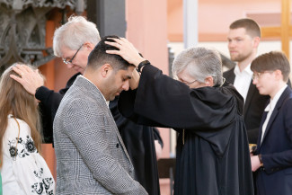 Regionalbischöfin Sachs segnet Personen im Internationalen Gottesdienst