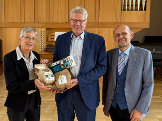 Regionalbischöfin Sachs überreicht das Abschiedsgeschenk an Thomas Ebersberger