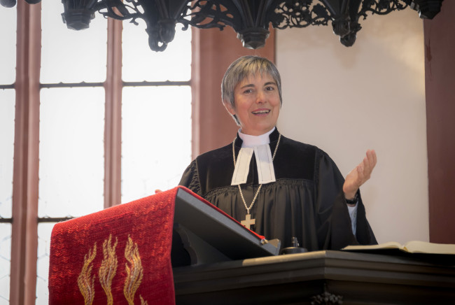 Dr. Dorothea Greiner auf der Kanzel der Stadtkirche in Bayreuth