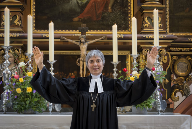 Dr. Dorothea Greiner segnend in der Stadtkirche in Bayreuth