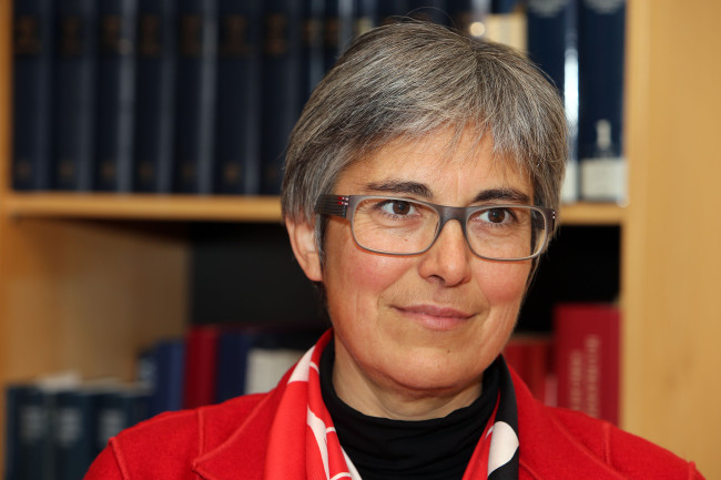 Dr. Dorothea Greiner in ihrem Arbeitszimmer