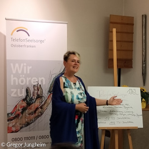 Vor der Preisübergabe an die TelefonSeelsorge Ostoberfranken erläuterte deren Leiterin Elisabeth Peterhoff die Anforderungen an die Arbeit der inzwischen 65 Ehrenamtlichen.