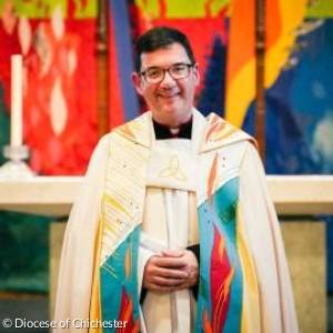 Dean Dr Edward Dowler im liturgischen Gewand